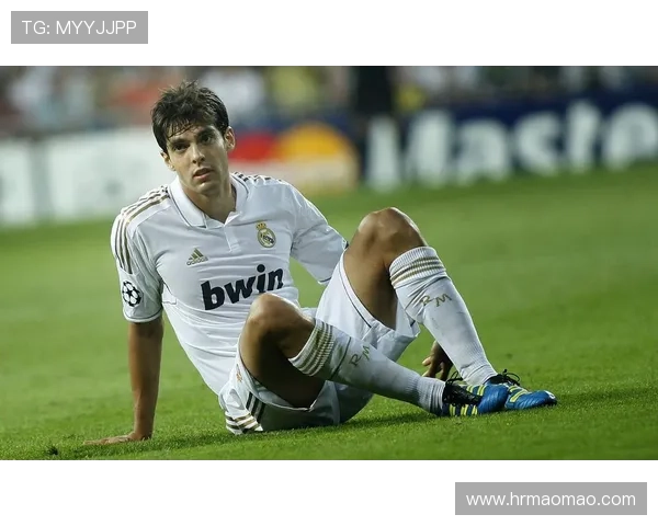 足球巨星卡卡背影展现荣耀与坚持的传奇人生