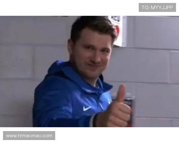 足球明星的搞笑日常揭秘：场上场下的趣事与欢乐瞬间