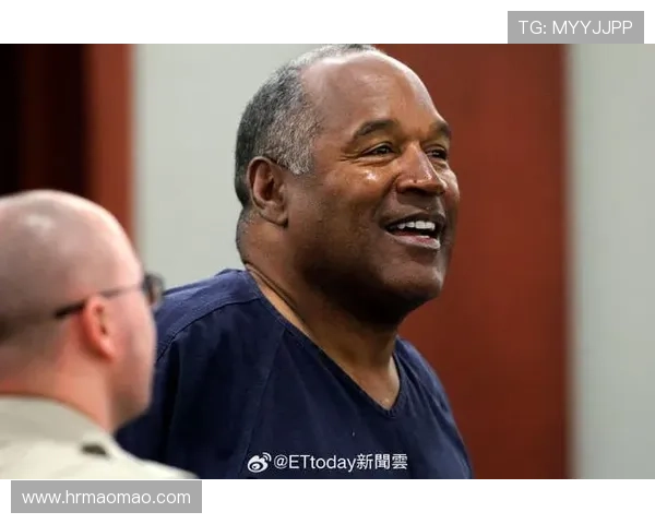 黑人足球明星展现强健肌肉魅力引发全球关注与热议